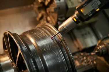 Sonda maszyny CNC skanująca profil felgi aluminiowej przed rozpoczęciem toczenia