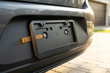 Śruby i otwory mocujące ramkę widoczne po wyjęciu tablicy rejestracyjnej