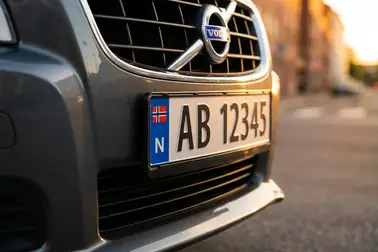 Standardowa norweska tablica AB 12345 z zaznaczonym prefiksem, numerem, flagą Norwegii i kodem N