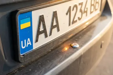 Standardowa ukraińska tablica z flagą Ukrainy, oznaczeniem UA i czarnym numerem