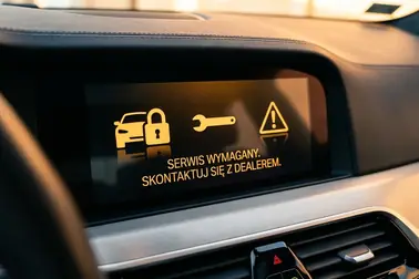 Symbole samochodu z kłódką, klucza serwisowego i nietypowej kontrolki