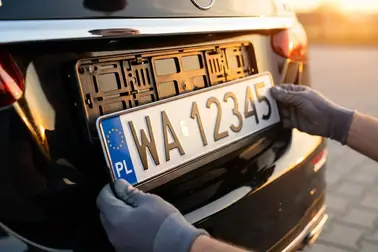 Tablica rejestracyjna osadzana w dopasowanej ramce bez wiercenia i nitowania