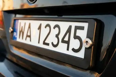 Tablica rejestracyjna osadzona w zamkniętej ramce i dodatkowo zabezpieczona dwoma punktami mocowania