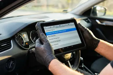 Tester diagnostyczny uruchamiający tryb serwisowy elektrycznego hamulca postojowego