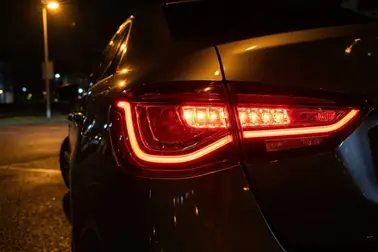 Tylna lampa samochodu z zaznaczoną sekcją światła pozycyjnego