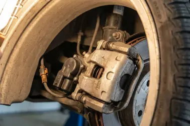 Tylny zacisk hamulcowy z elektrycznym hamulcem postojowym