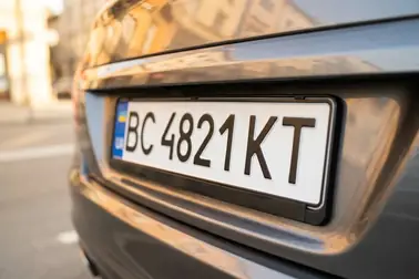 Ukraiński numer AA 1234 BB podzielony na kod regionu, numer porządkowy i serię
