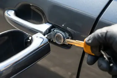Użycie grotu awaryjnego do mechanicznego otwarcia zamka ukrytego pod zaślepką