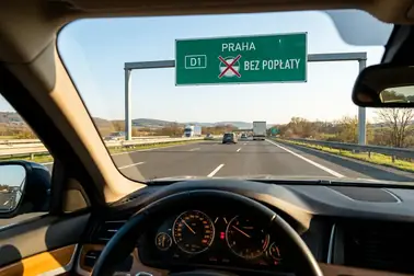 Węzeł czeskiej autostrady na granicy odcinka bezpłatnego i płatnego z widocznym numerem drogi