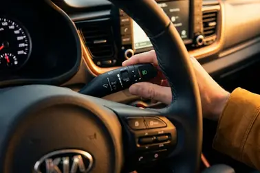 Włączanie przednich świateł przeciwmgielnych pierścieniem na manetce Kia Rio UB lub YB