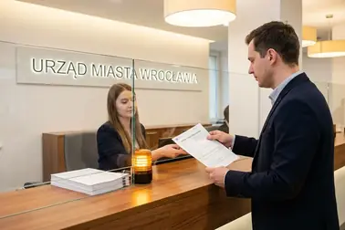 Właściciel samochodu wybiera urząd w mieście czasowego zamieszkania innym niż miejsce meldunku