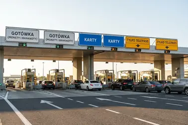 Włoska stacja poboru opłat z oznaczeniami pasów dla gotówki, kart i systemu Telepass