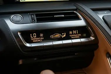 Wyświetlacz panelu klimatyzacji pokazujący komunikaty LO i HI obok kontrolki AUTO