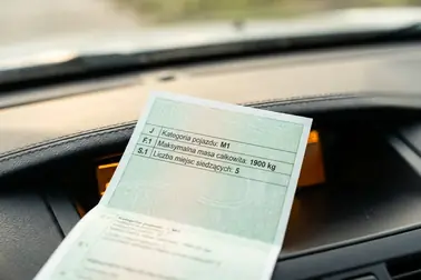Zbliżenie na dowód rejestracyjny pojazdu ze wskazaniem rubryk kluczowych dla doboru e-winiety