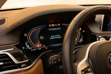 Zestaw wskaźników podczas autotestu z zaznaczonym brakiem kontrolki silnika