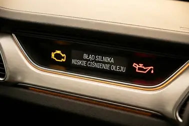 Żółta kontrolka check engine zestawiona z przykładowym czerwonym ostrzeżeniem na desce rozdzielczej