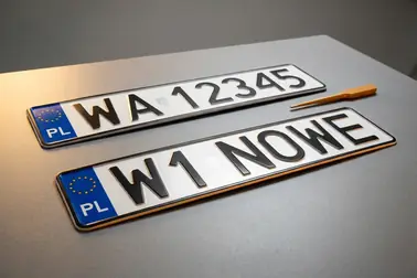 Zwykła tablica rejestracyjna i tablica indywidualna jako dwa warianty zmiany numeru