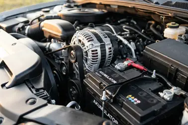 Akumulator i alternator połączone w układzie elektrycznym samochodu