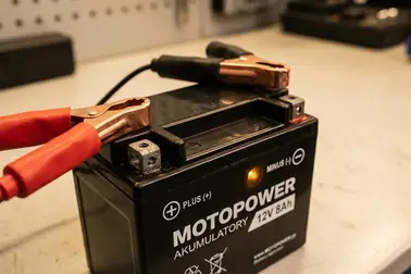 Akumulator motocykla 12 V z małymi biegunami i widocznym oznaczeniem napięcia