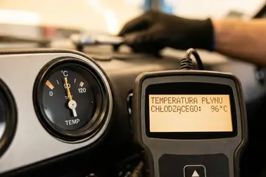 Analogowy wskaźnik temperatury silnika porównany z cyfrowym odczytem temperatury z diagnostyki
