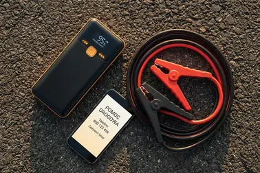 Booster, kable rozruchowe i telefon do pomocy drogowej jako metody uruchomienia auta