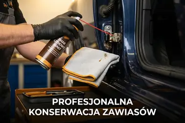 Cienka rurka aplikatora skierowana na sworzeń zawiasu przy osłoniętym lakierze samochodu
