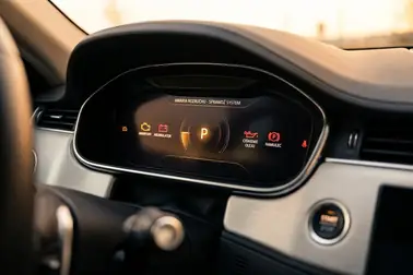 Deska rozdzielcza samochodu z automatem podczas nieudanej próby uruchomienia