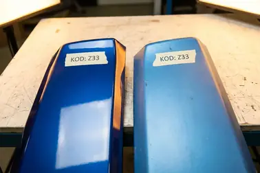 Dwa panele o tym samym kodzie lakieru różniące się aktualnym odcieniem i efektem ziarna