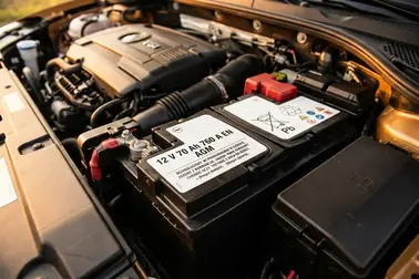Etykieta akumulatora start-stop z oznaczeniami 12 V, 70 Ah, 760 A EN i AGM