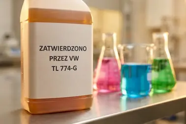 Etykieta płynu chłodniczego z normą producenta zestawiona z różnymi kolorami cieczy