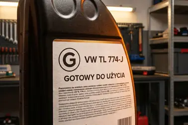 Etykieta płynu chłodniczego z zaznaczonym symbolem G, numerem specyfikacji VW TL 774 i informacją o formie produktu