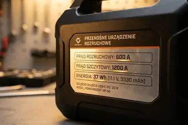 Etykieta powerbanku rozruchowego z parametrami prądu rozruchowego, szczytowego i wartością energii w Wh