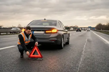Kierowca bezpiecznie zabezpiecza samochód z automatem po nieudanym rozruchu