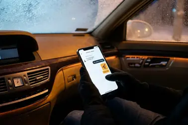 Kierowca potwierdza przez telefon dostępność sprzętu do rozruchu samochodu