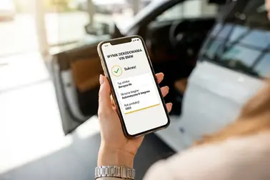 Kolejne etapy wpisania numeru VIN BMW i porównania odczytanych danych samochodu na ekranie telefonu