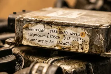 Kompletna etykieta starej części z zaznaczonym numerem OEM i literą rewizji
