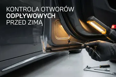 Kontrola odpływów otwartych drzwi samochodu przed zimą i stanu uszczelek na dolnej krawędzi