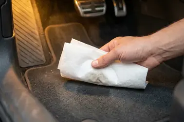 Kontrola suchości wykładziny pod dywanikiem i w bagażniku samochodu
