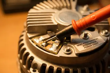 Mostek prostowniczy z diodami i radiatorami weryfikowany punktowo miernikiem napięcia
