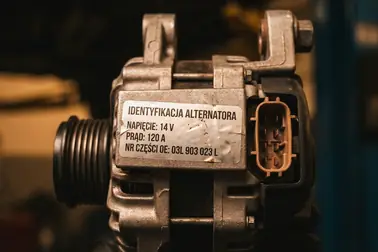 Numer części, oznaczenie 14 V 120 A, złącze regulatora, mocowanie i koło pasowe alternatora