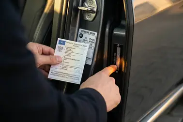 Numer VIN porównywany z dokumentami, oznaczeniem opon, etykietą lakieru i oględzinami samochodu