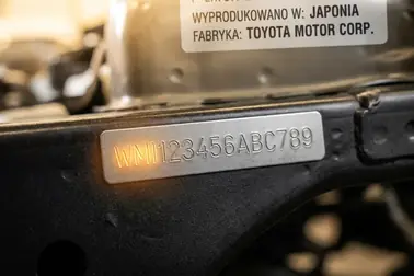 Numer VIN z zaznaczonym kodem WMI zestawiony z informacją o faktycznej fabryce montażowej