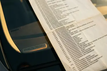 Numer VIN zestawiony z kartą fabrycznego wyposażenia samochodu