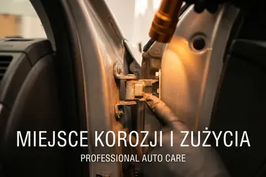 Otwarte drzwi samochodu z widocznym zawiasem, ogranicznikiem i miejscami kontroli luzu oraz zabrudzeń