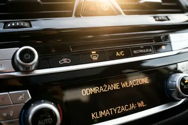 Panel klimatyzacji z nawiewem na przednią szybę, włączonym A/C i wyłączonym obiegiem zamkniętym