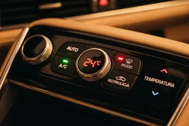 Panel klimatyzacji z nawiewem skierowanym na przednią szybę, włączonym A/C i wyłączonym obiegiem zamkniętym