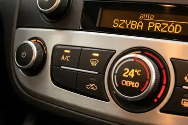Panel klimatyzacji z zaznaczonym nawiewem na szybę, wyższą temperaturą, A/C i wyłączoną recyrkulacją