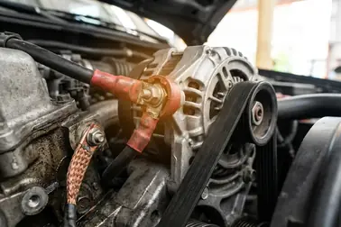 Pasek osprzętu, zacisk B+ i przewody masowe kontrolowane przed diagnostyką alternatora