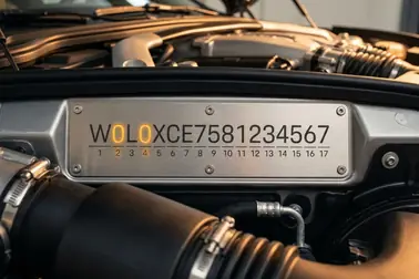 Ponumerowane pozycje fikcyjnego 17-znakowego numeru VIN z wyróżnieniem cyfr 0