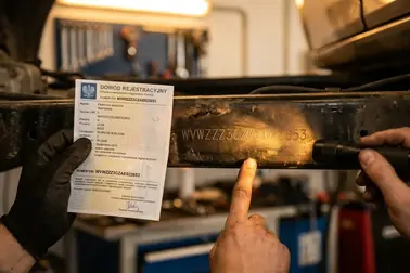 Porównanie 17-znakowego numeru VIN na samochodzie i w dokumentach pojazdu